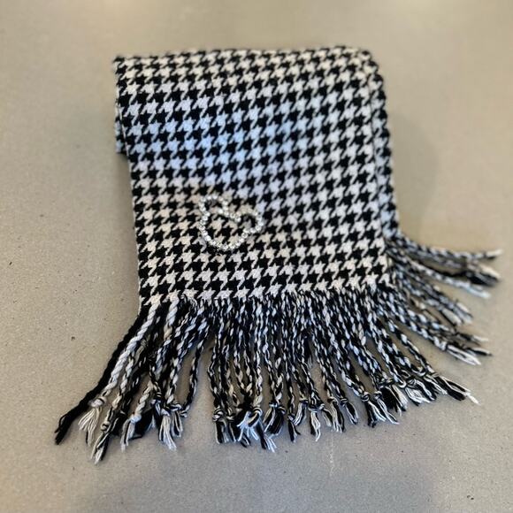 Disney Parks Long Scarf Black/White Houndstooth Print With Jeweled Mickey Pin - Picture 5 of 9